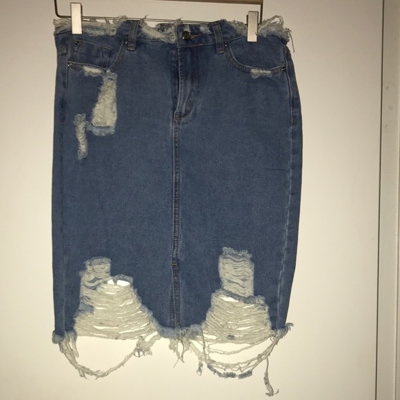 Missguided Distressed Denim Skirt - Picture 2 of 3